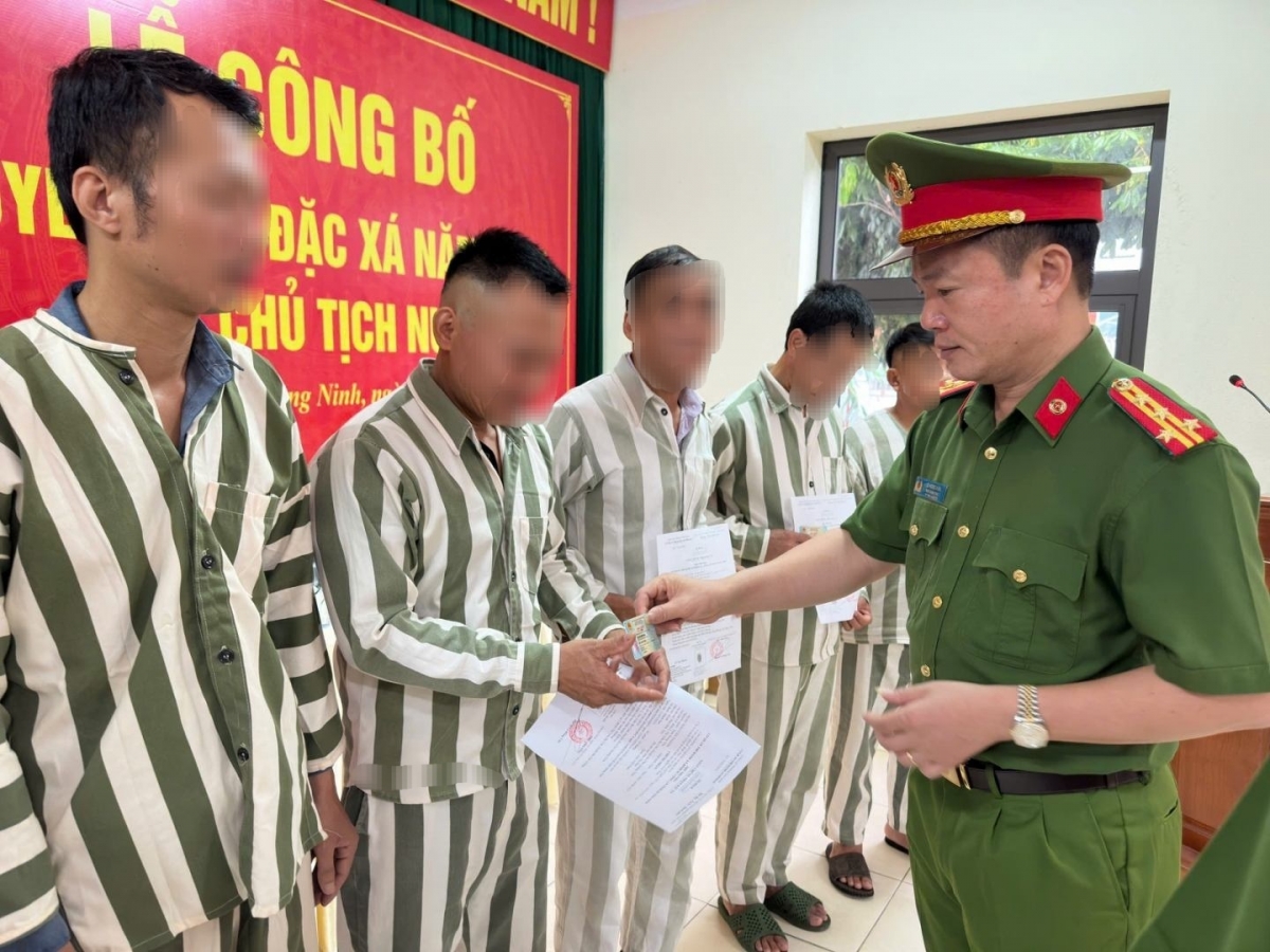 Đại tá Lê Hồng Vân, Phó Giám đốc Công an tỉnh Quảng Ninh trao Quyết định đặc xá và căn cứ công dân cho các phạm nhân