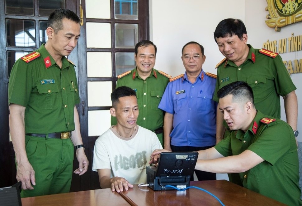 Đại tá Trần Bình Hưng (đứng bên trái), Phó Giám đốc Công an tỉnh Đắk Lắk chỉ đạo các đơn vị nghiệp vụ Công an tỉnh cấp thẻ CCCD cho phạm nhân được đặc xá.