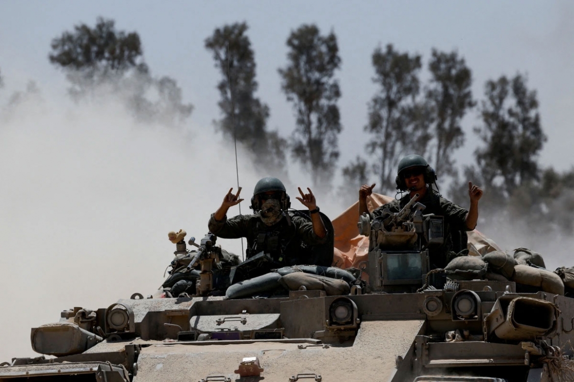 Xe quân sự di chuyển từ phía Israel của biên giới Israel- Gaza vào Gaza (Ảnh: Reuters)