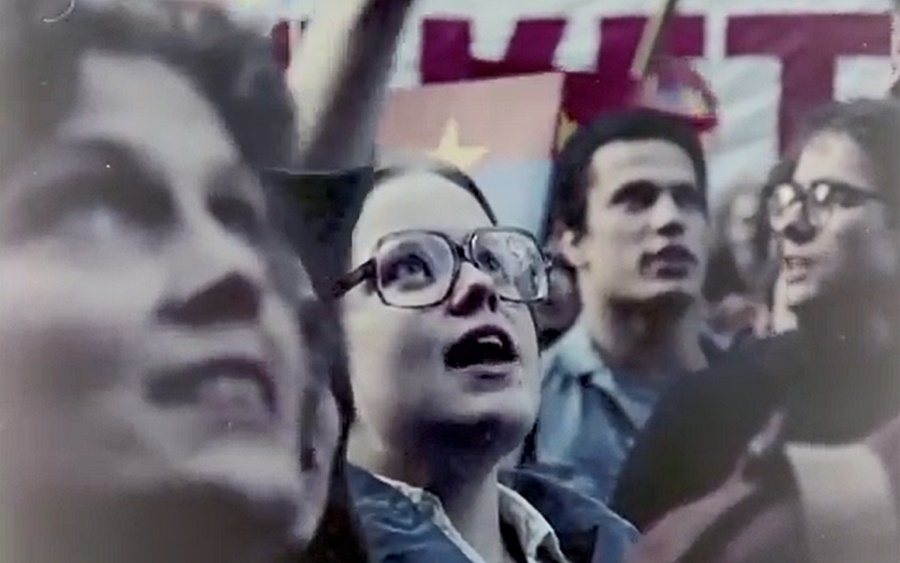 Người dân Thụy Điển hát vang bài “Giải phóng miền Nam” trước tòa nhà văn phòng đại diện của Mặt trận Dân tộc giải phóng miền Nam Việt Nam ở Stockholm. Ảnh: Victory Vietnam.