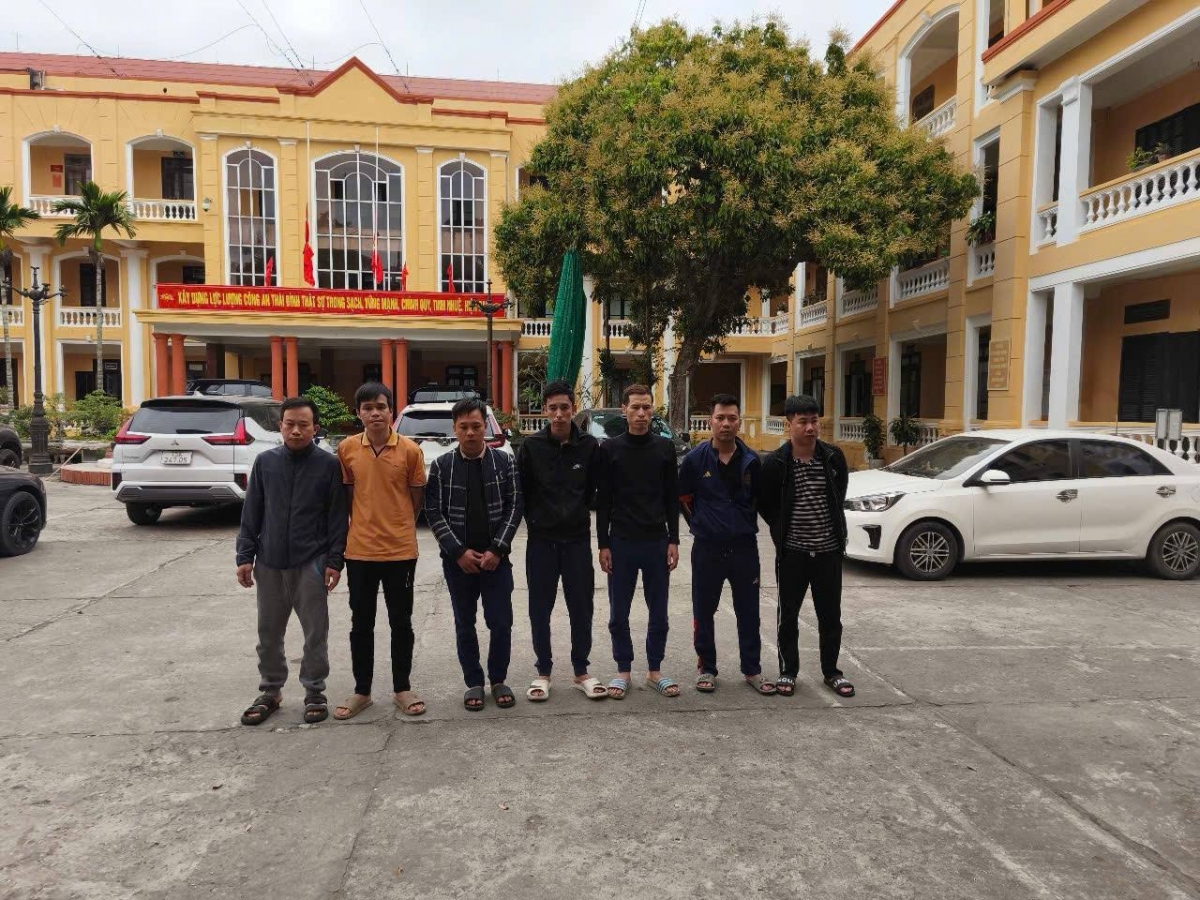 Các đối tượng và tang vật vụ án. (Ảnh: CATB)