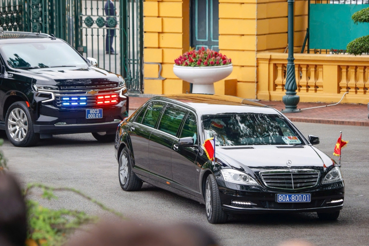 Đoàn xe của Tổng thống Pháp tiến vào Phủ Chủ tịch. Đây là chuyến thăm Việt Nam đầu tiên của Tổng thống Emmanuel Macron kể từ khi ông nhậm chức vào năm 2017 và tái đắc cử vào năm 2022