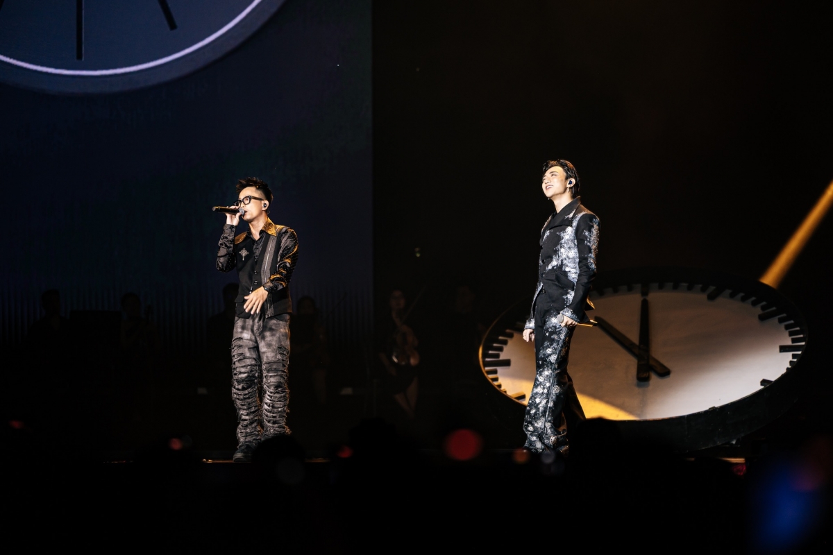 Lặng, Sẽ quên em nhanh thôi, Sunset in the city, SOOBIN phối hợp với Rhymastic tạo nên không gian cảm xúc sâu lắng trước khi nam ca sĩ kết lại đêm concert mỹ mãn bằng những giai điệu bùng nổ và thăng hoa.