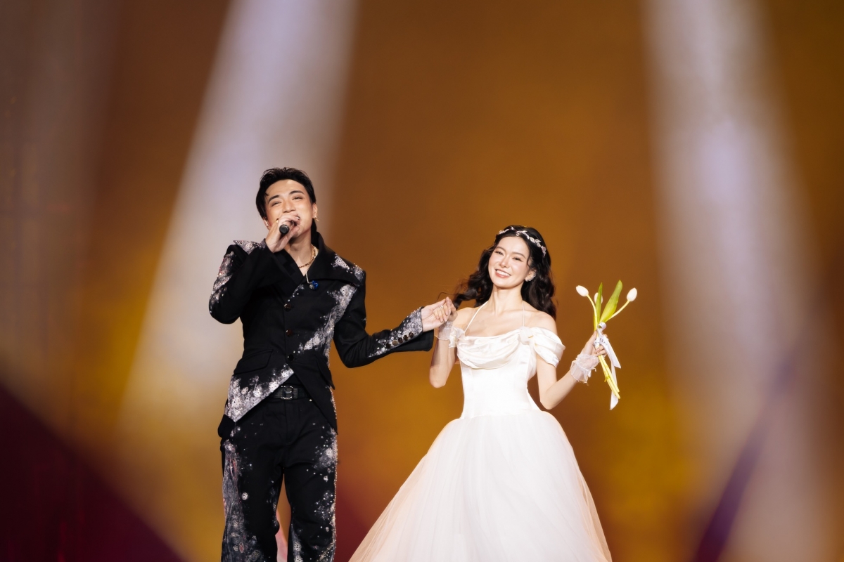 Ở chặng cuối của SOOBIN biến hoá với những ca khúc Dancing in the dark, Lặng, Sẽ quên em nhanh thôi, Sunset in the city, Day dream, Beautiful monster và kết màn bằng sáng tác mới Ai cũng phải lớn.