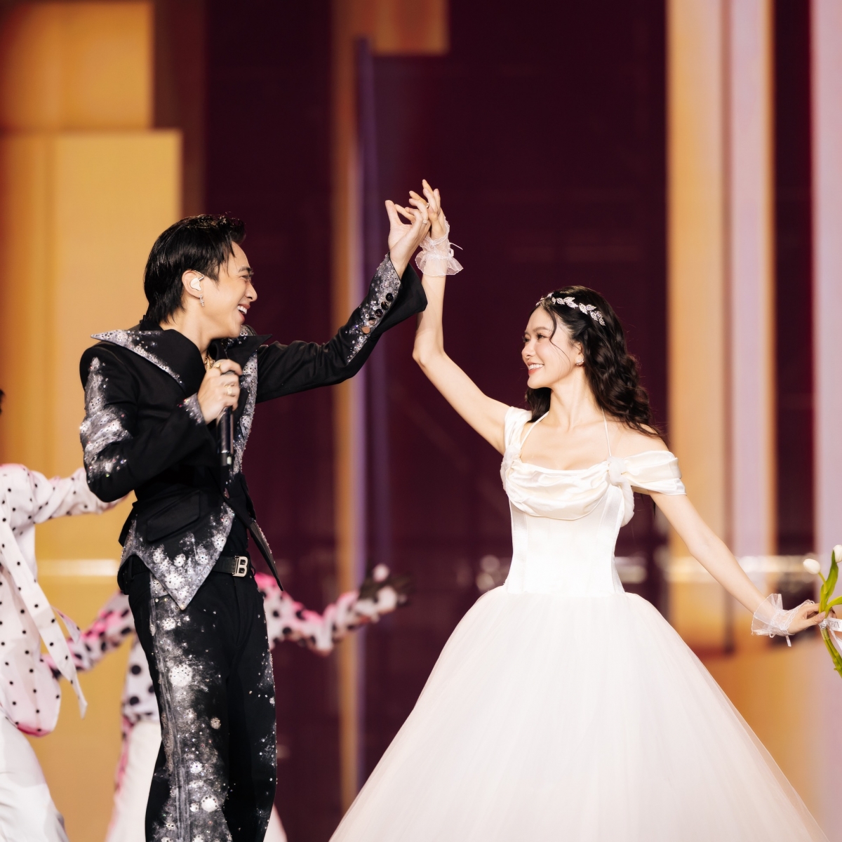 SOOBIN và Yên Đan trong tiết mục Dancing in the dark