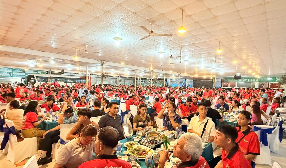 Nhà hàng tại Phú Quốc phục vụ 1.000 khách Campuchia. Ảnh: Trần Anh Tài