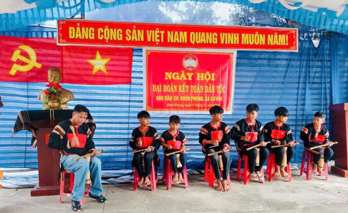 Đội chiêng tre nhí xã Čư̆ Pui