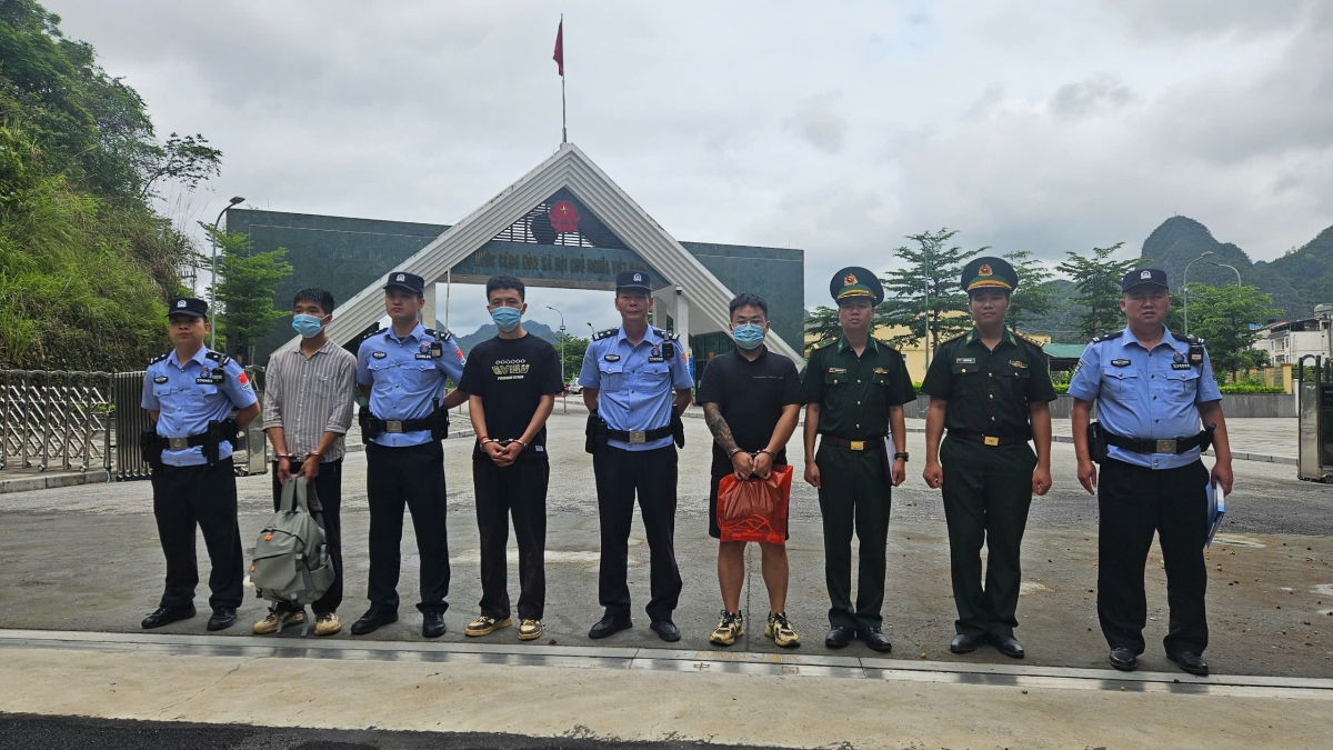 Đồn Biên phòng Quang Long, BCH Biên phòng Cao Bằng hoàn tất hồ sơ, gửi thư kèm danh sách đến Trạm Kiểm tra Biên phòng xuất nhập cảnh Thạc Long (Trung Quốc) để xác minh và làm thủ tục trao trả 3 người Trung Quốc nhập cảnh trái phép vào Việt Nam.