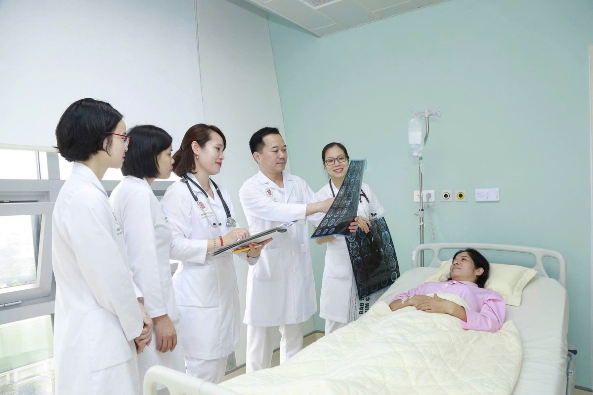 Các bác sĩ Bệnh viện Trung ương Quân đội 108 thăm khám và điều trị bệnh nhân Khoa đột quỵ não (Ảnh: NVCC)