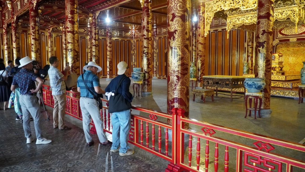 Du khách tham quan điện Thái Hòa, đại Nội Huế