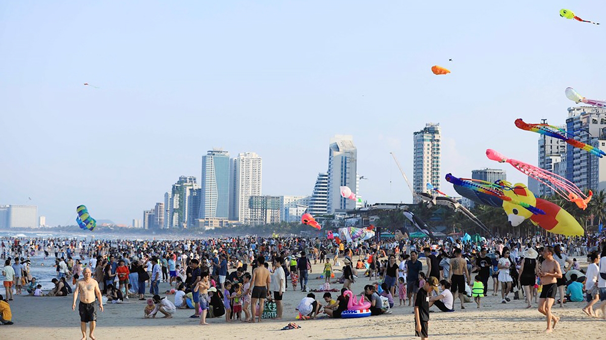 Các bãi biển ở Đà Nẵng kín khách dịp nghỉ lễ 30/4-1/5