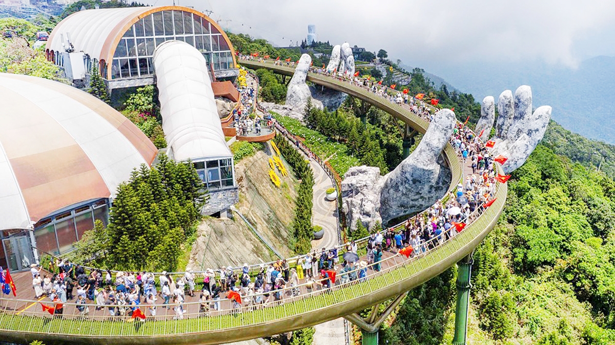 Du khách tham quan Cầu Vàng trên đỉnh Bà Nà Hills