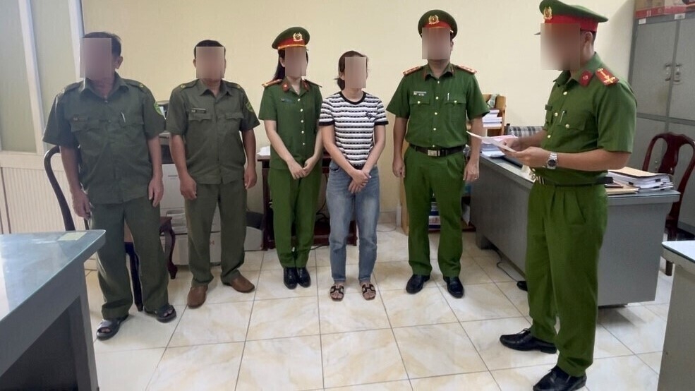 Dương Thị Hồng Thắm tại cơ quan công an (Ảnh: Công an tỉnh Đồng Nai)