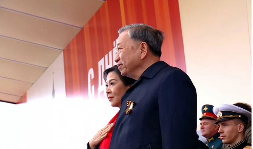 Tổng Bí thư Tô Lâm và Phu nhân chứng kiến Đoàn Quân đội Nhân dân Việt Nam tiến qua lễ đài. (ảnh chụp màn hình)