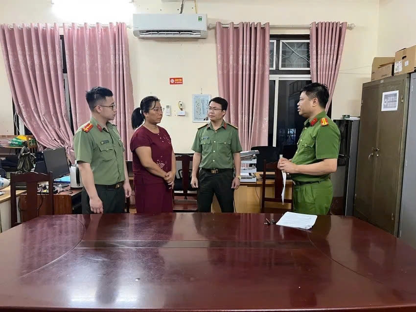 Cơ quan công an thi hành lệnh bắt giữ đối với Voòng Tú Thanh. Ảnh: Công an tỉnh Phú Thọ.