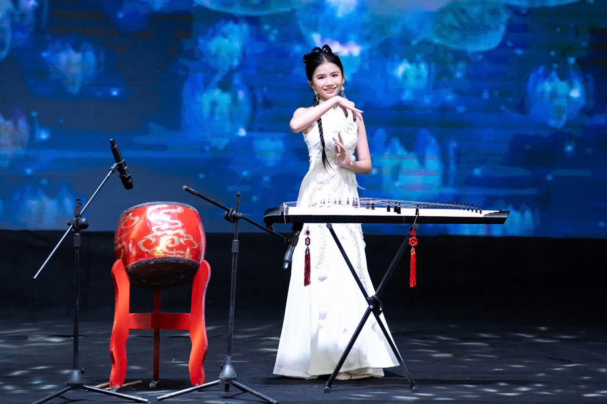 Em thể hiện sự linh hoạt, tinh thần làm việc nhóm tốt, tính cách thân thiện và luôn sẵn sàng hỗ trợ bạn bè.