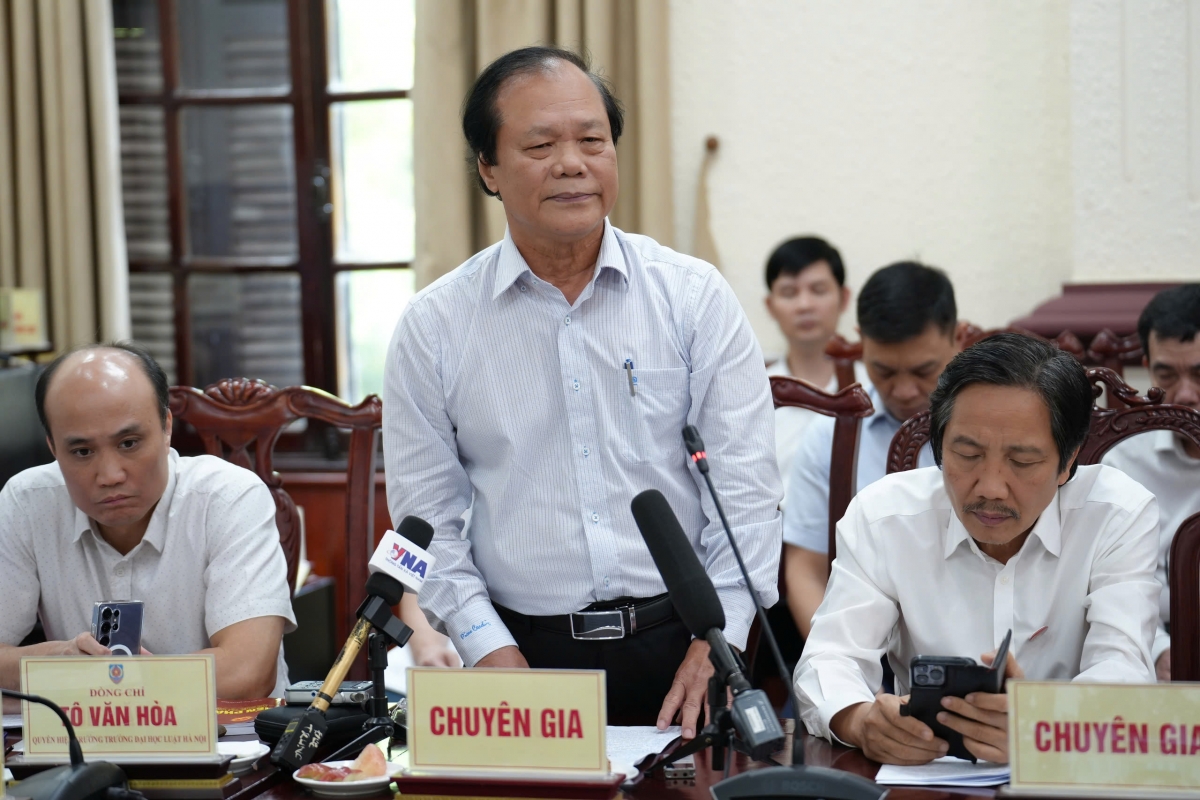 GS.TS Phan Trung Lý, nguyên Chủ nhiệm Ủy ban Pháp luật của Quốc hội phát biểu tại hội nghị