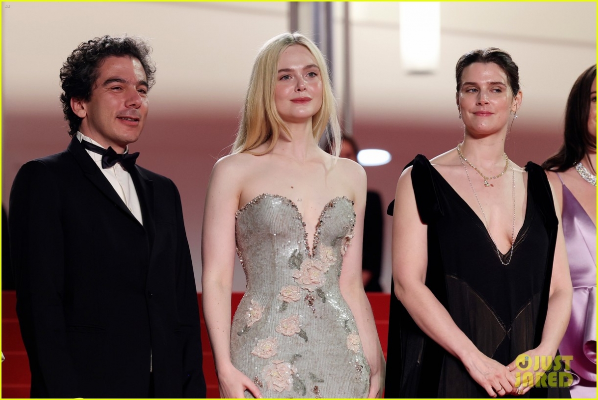 Elle Fanning (giữa) vào vai một ngôi sao Hollywood trong phim