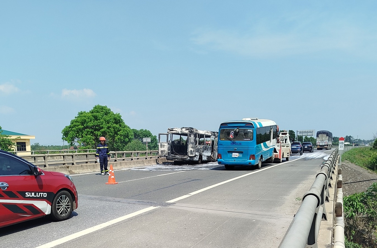 Lực lượng chức năng dập tắt vụ cháy