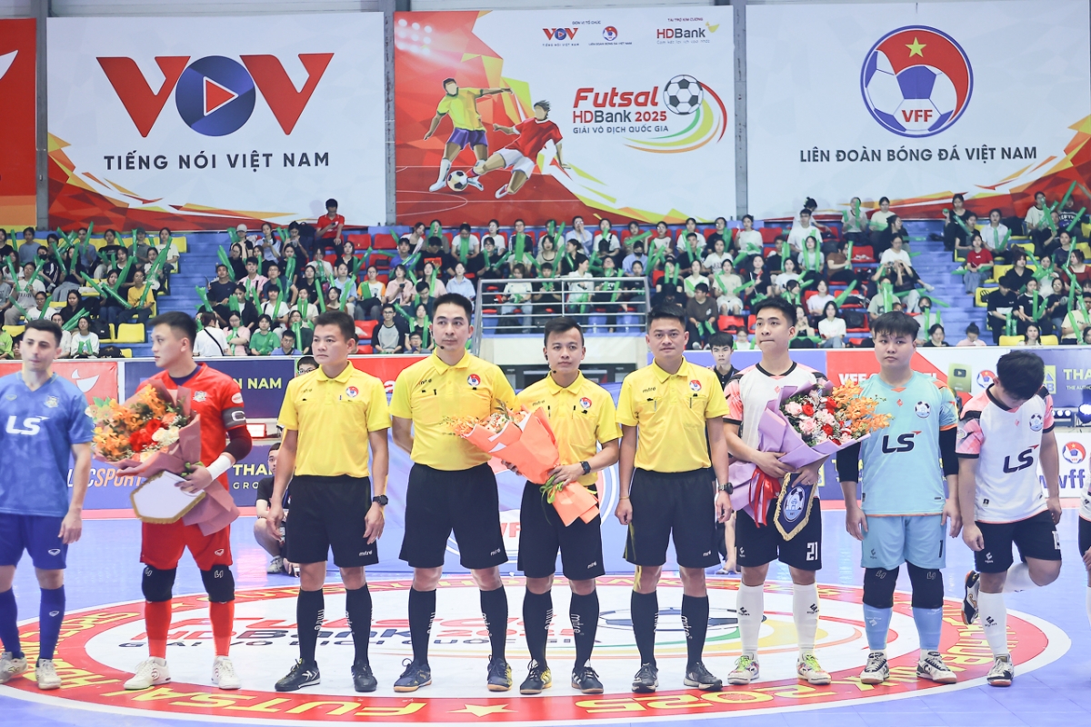 Tổ trọng tài cùng hai đội nhận hoa chúc mừng từ các đại biểu.