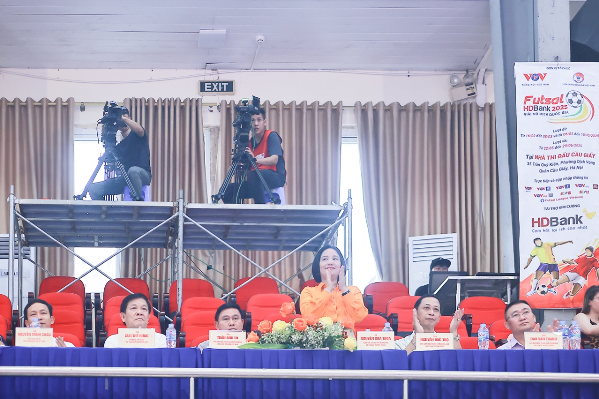 Các đại biểu tại chương trình chào mừng Giải Futsal HDBank Vô địch Quốc gia 2025.