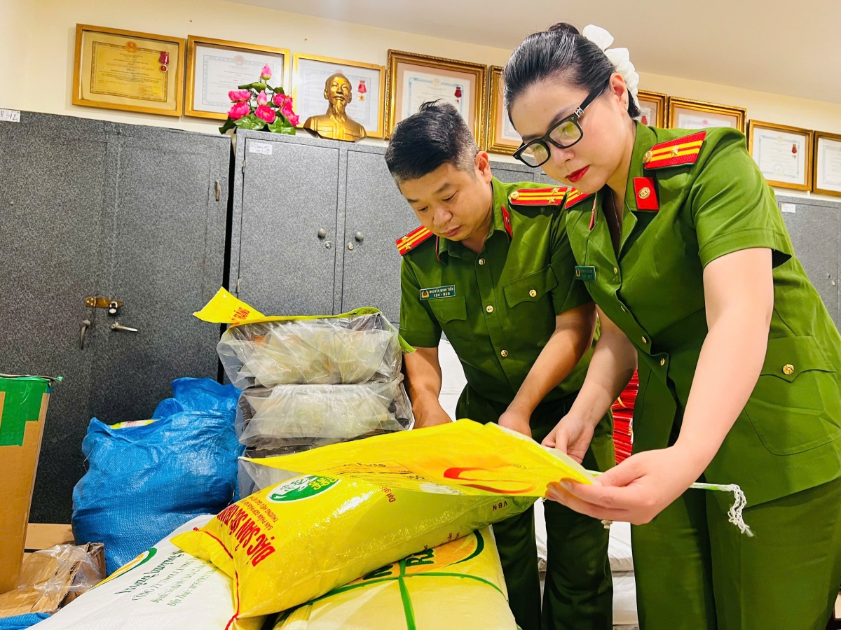 Lực lượng chức năng kiểm tra tang vật