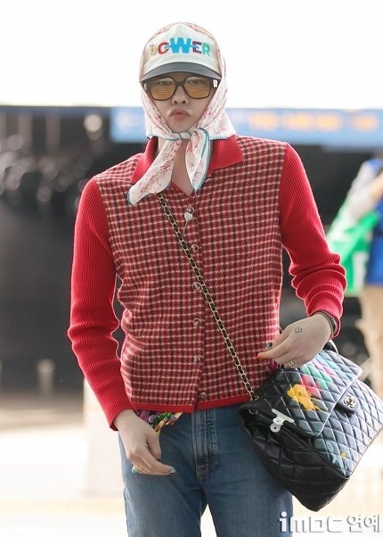 Bên cạnh những lần xuất hiện ấn tượng trên sân khấu và màn ảnh, G-Dragon luôn thu hút sự chú ý với thời trang tại sân bay. Tháng 11/2024, nam ca sĩ gây chú ý khi đeo túi xách Chanel màu đen có họa tiết graffiti. Anh kết hợp túi với một chiếc áo len cardigan màu đỏ cùng thương hiệu. Chiếc túi xách này có giá 12.271 USD (300 triệu đồng)