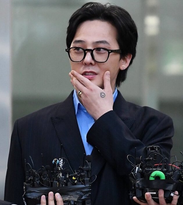 Ảnh hưởng của G-Dragon như một biểu tượng thời trang được thể hiện rõ khi cặp kính Jacques Marie Mage anh đeo khi lộ diện sở cảnh sát năm 2023 đã được bán hết chỉ trong vòng vài giờ sau khi anh xuất hiện. Cặp kính này có giá lên tới 1.300 USD (33 triệu đồng). Người hâm mộ cũng nhanh chóng nhận thấy rằng cặp kính này cũng xuất hiện trong MV "Power" mới phát hành gần đây của anh.