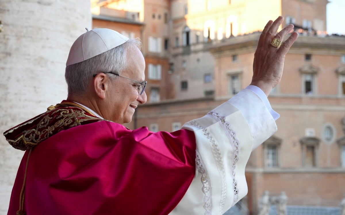 Giáo hoàng Leo XIV giơ tay từ ban công. Ảnh: Vatican Media.