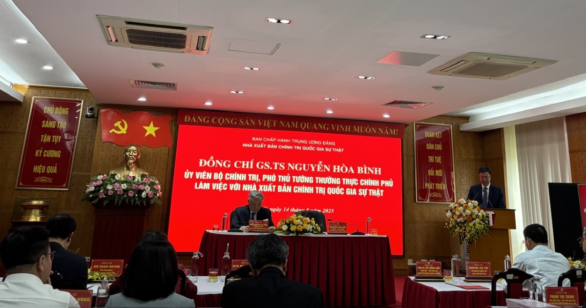 PGS.TS. Vũ Trọng Lâm báo cáo công việc với Phó Thủ tướng Thường trực Chính phủ Nguyễn Hòa Bình.