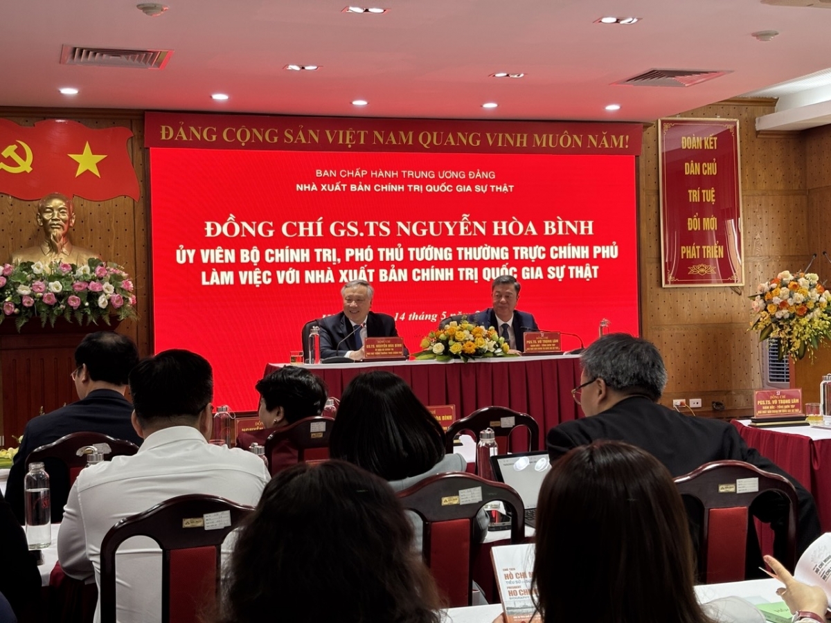 Phó Thủ tướng Thường trực Chính phủ Nguyễn Hòa Bình chúc mừng và đánh giá cao những kết quả mà NXB Chính trị quốc gia Sự thật đạt được trong thời gian qua.
