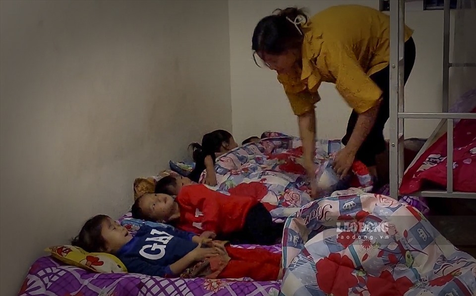 Giáo viên mầm non phải hỗ trợ trẻ từ việc ăn, ngủ, vệ sinh đến vui chơi, học tập... Mọi hoạt động của trẻ đều cần đến sự  theo sát của giáo viên.