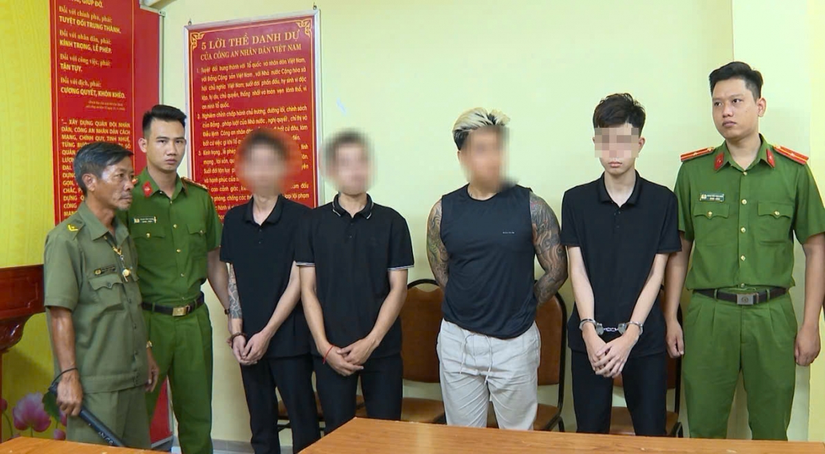 Huy và nhóm nhân viên quán N.L hành hung du khách Nam Phi tại thời điểm bị mời lên cơ quan công an. (Ảnh: CACC)