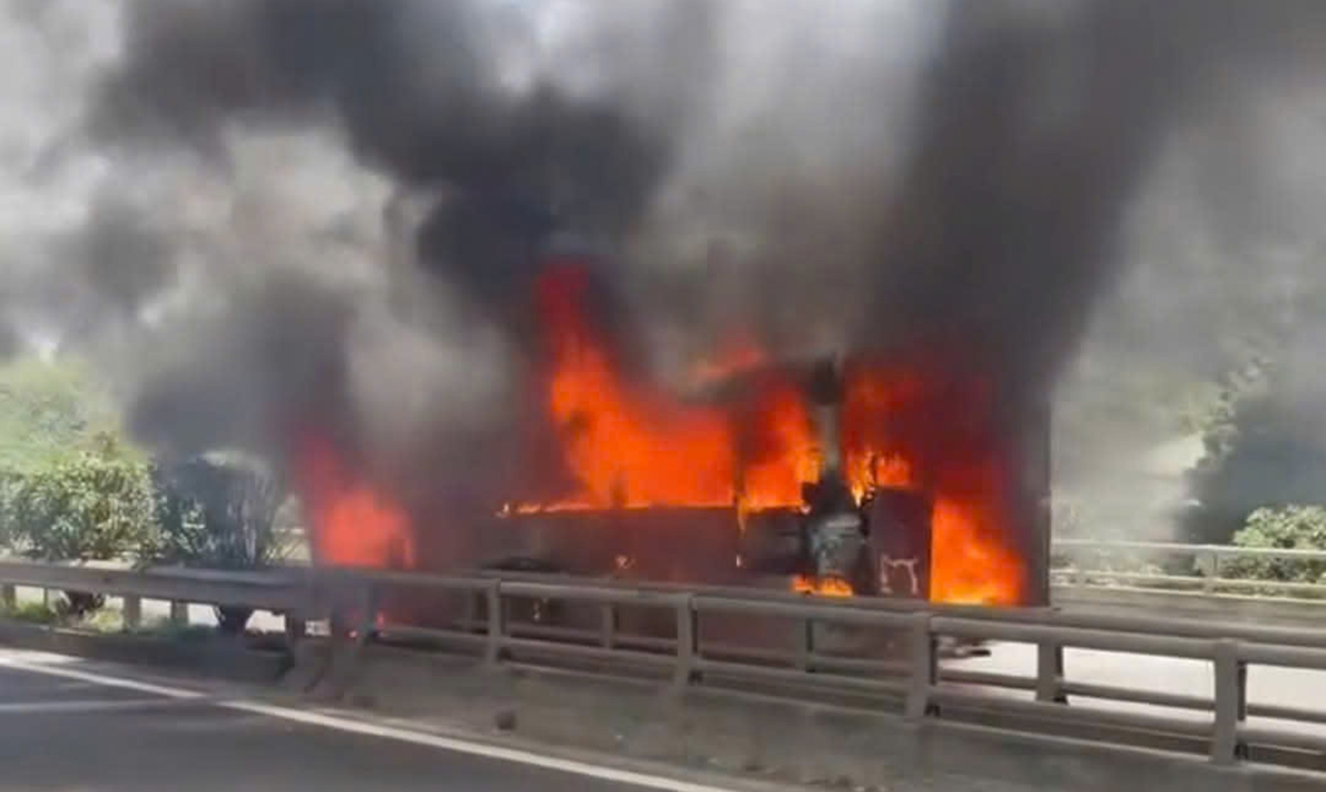 Xe tang bốc cháy dữ dội trên cao tốc