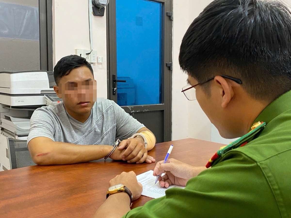 Lực lượng công an tiến hành lấy lời khai nghi phạm Lê Duy Đông. (Ảnh: CACC)