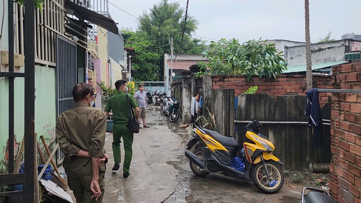 Công an khám nghiệm hiện trường nghi án phóng hoả khiến 3 người thương vong. (Ảnh: N.H)