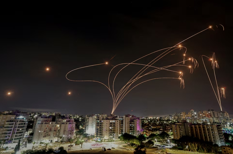 Hệ thống "Vòm Sắt" của Israel đánh chặn các tên lửa phóng từ Dải Gaza. Ảnh: Reuters