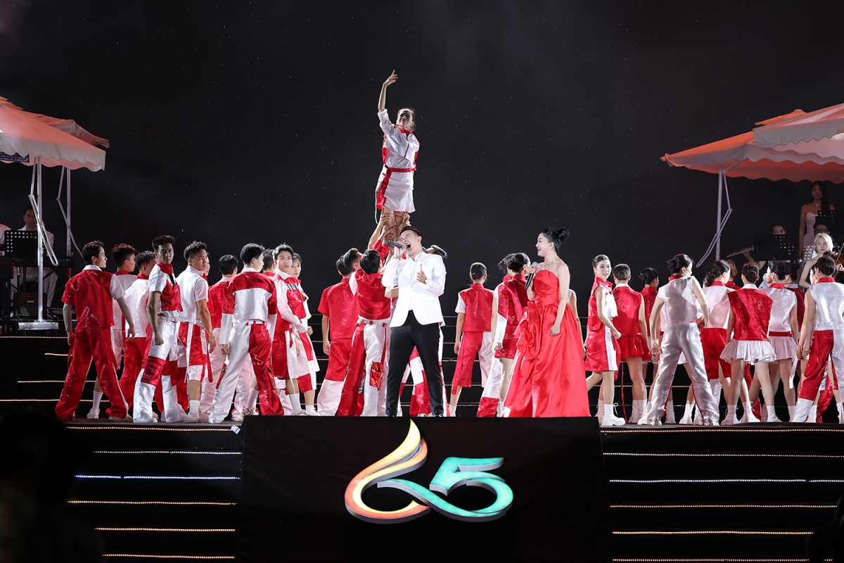 Phần trình diễn của Đông Hùng và Phạm Thu Hà