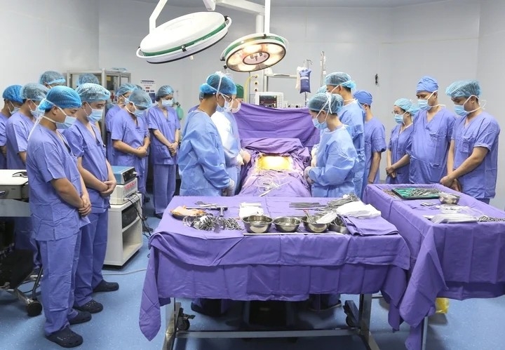 Đội ngũ y bác sĩ tại Quảng Ninh cúi đầu tri ân người hiến tạng. (Ảnh: CDC Quảng Ninh)