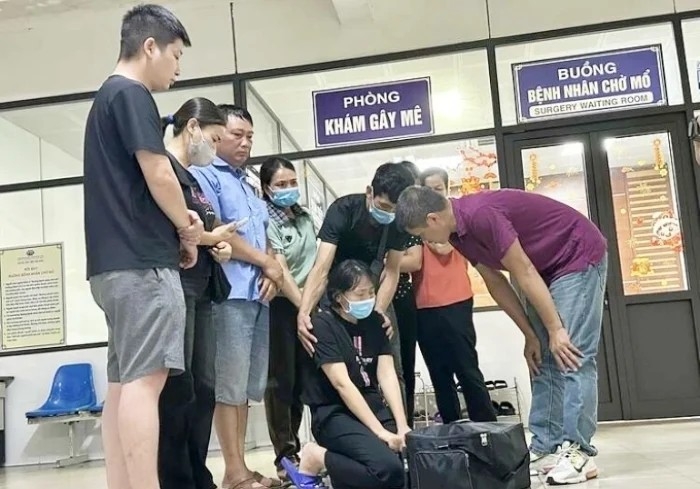 Chị C. quỳ gối, lặng lẽ chạm tay vào từng hộp bảo quản, nơi chứa tim, gan, phổi, thận và giác mạc của chồng. (Ảnh: CDC Quảng Ninh)