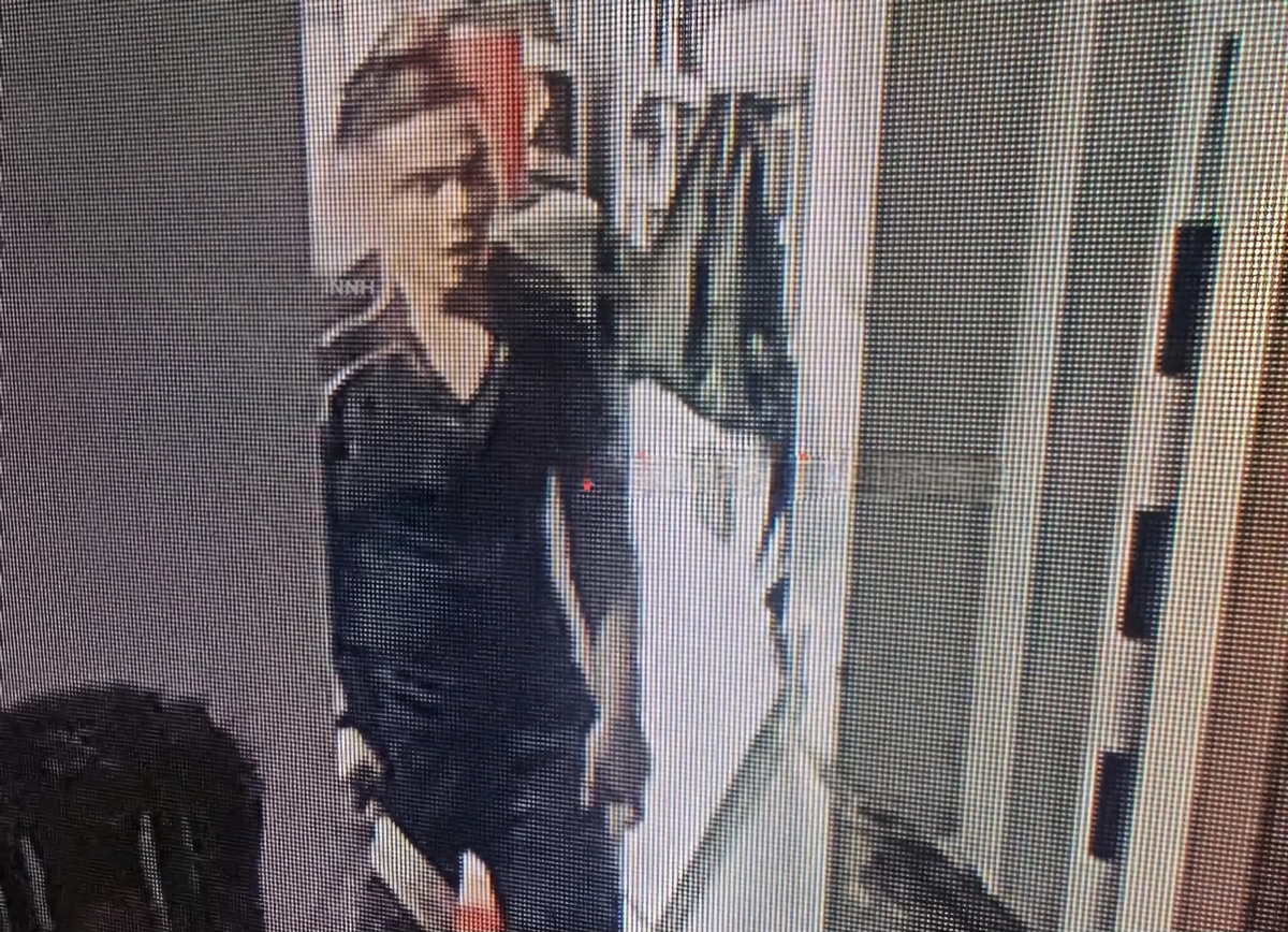 Hình ảnh Lợi cầm dao vào chốt bảo vệ chém ông T.D.L