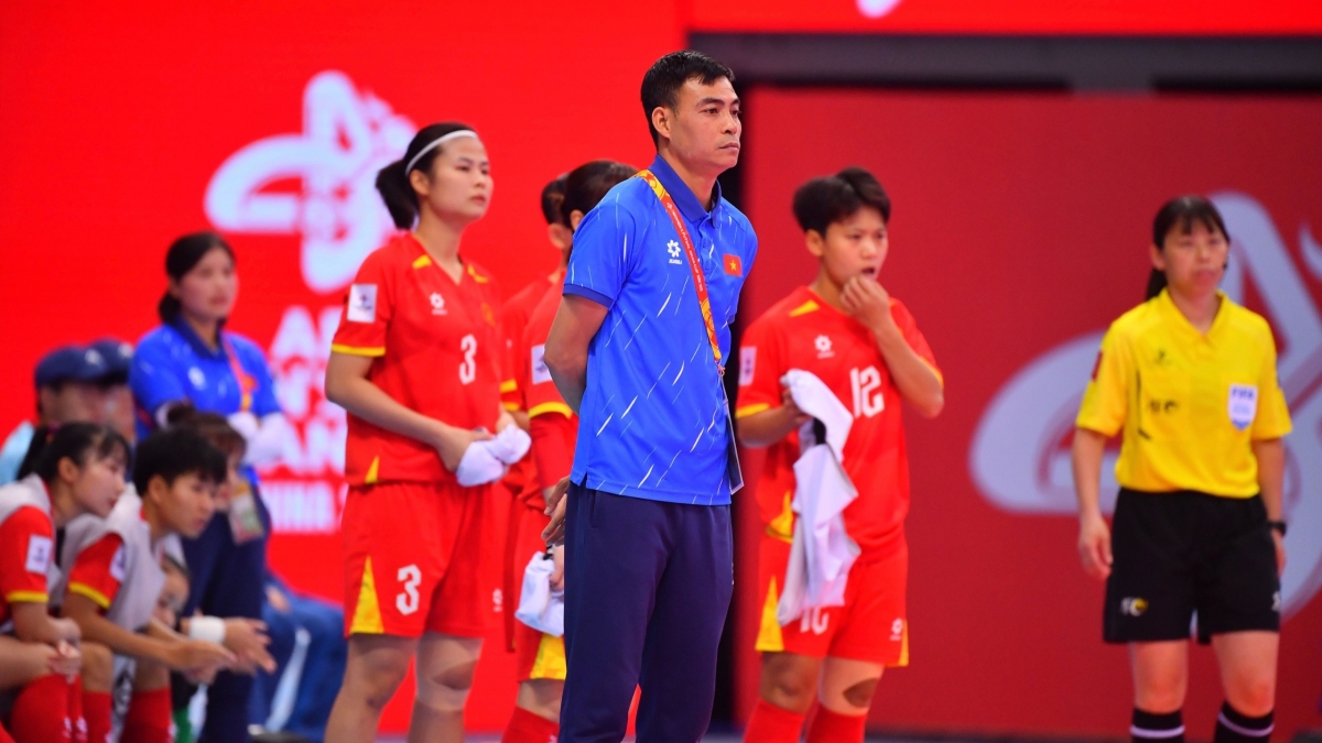 HLV Nguyễn Đình Hoàng bày tỏ sự hài lòng với nỗ lực thi đấu của toàn đội