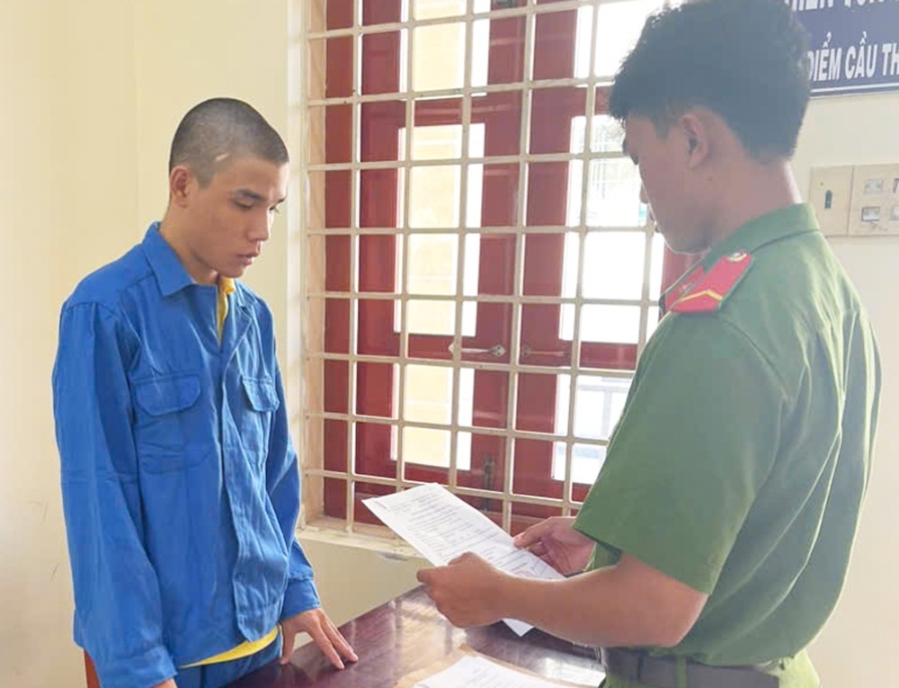 Công an tống đạt các Quyết định đối với bị can Bùi Quốc Hoài.