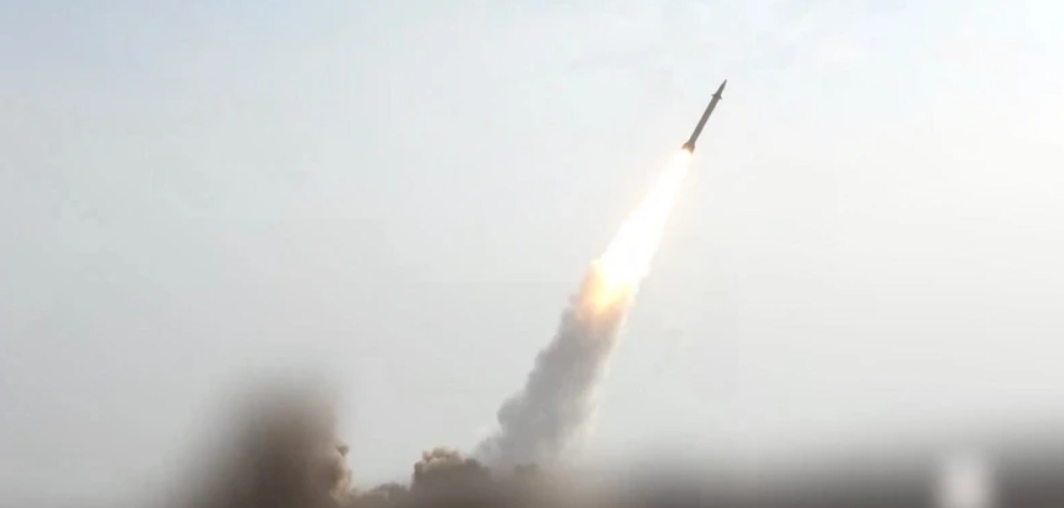 Hình ảnh trích từ video cho thấy tên lửa siêu thanh do lực lượng Houthi phóng từ Yemen. (Ảnh: THX)