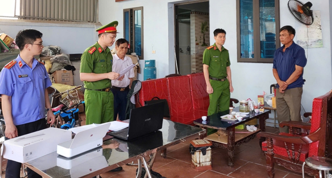 Cơ quan điều tra tống đạt quyết định tố tụng đối với bị can trong vụ án