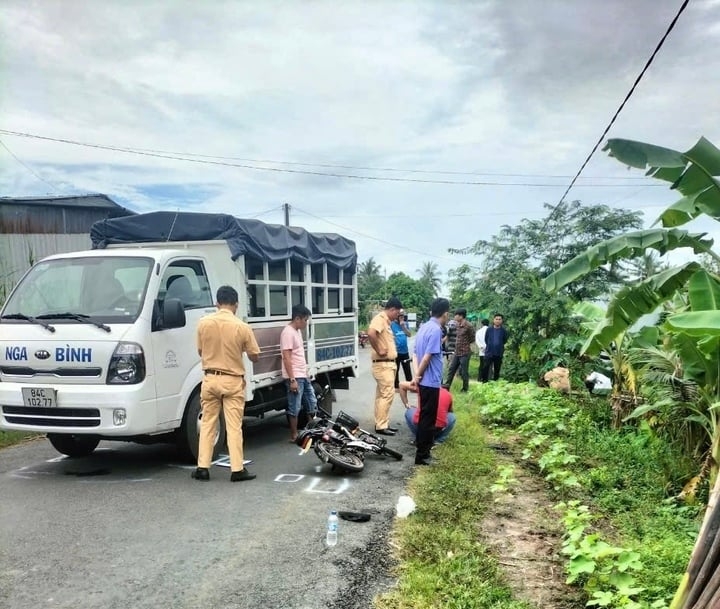 Công an dựng lại hiện trường vụ tai nạn.