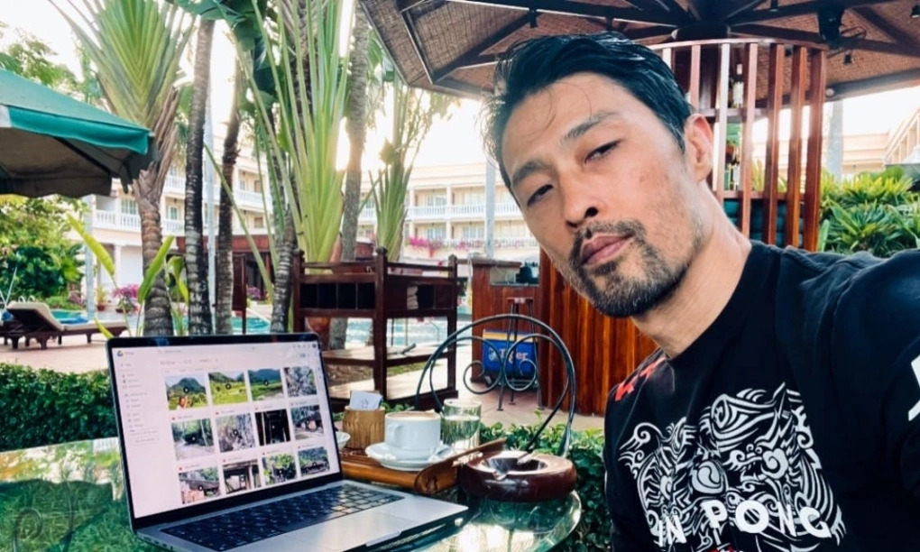 Hơn một năm sau khi khép lại cuộc tình với đả nữ Nhung Kate, tài tử Johnny Trí Nguyễn duy trì công việc tại võ đường, tổ chức giải đấu võ, đồng thời chuẩn bị trở lại điện ảnh.