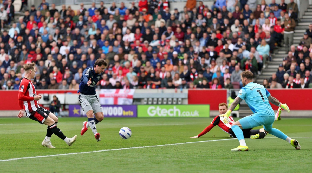 Mason Mount đệm bóng cận thành ghi bàn cho MU. (Ảnh: Getty)