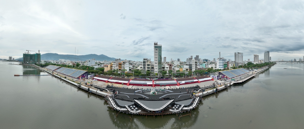 Khán đài, sân khấu Lễ hội pháo hoa quốc tế Đà Nẵng 2025 bên bờ Đông sông Hàn, TP. Đà Nẵng