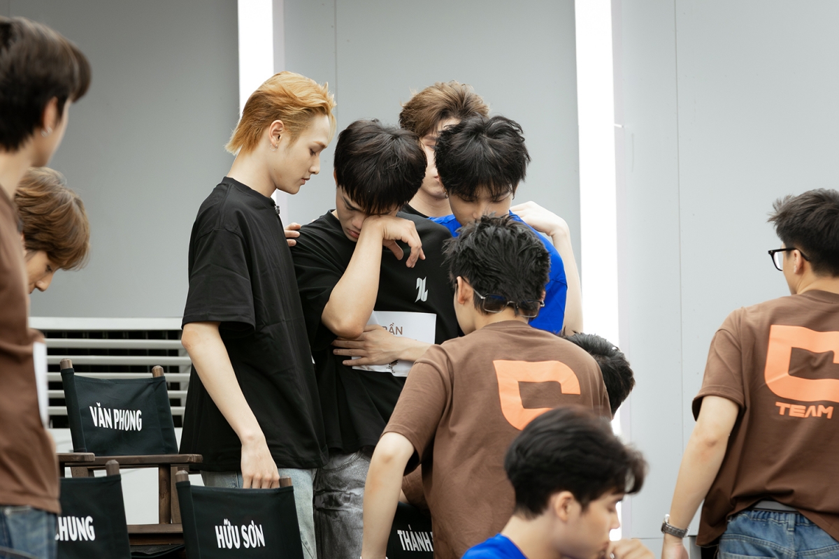 Nhiều tân binh bật khóc vì áp lực